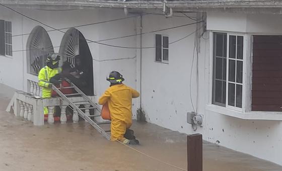 Afetados pelo furacão Melissa recebem kits de emergência e suprimentos médicos